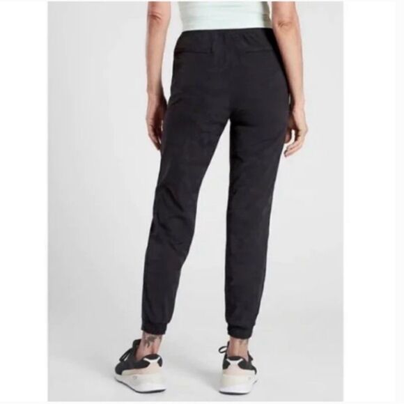 Athleta Brooklyn Camo Lined Jogger Black Textured 4 - Picture 4 of 9
